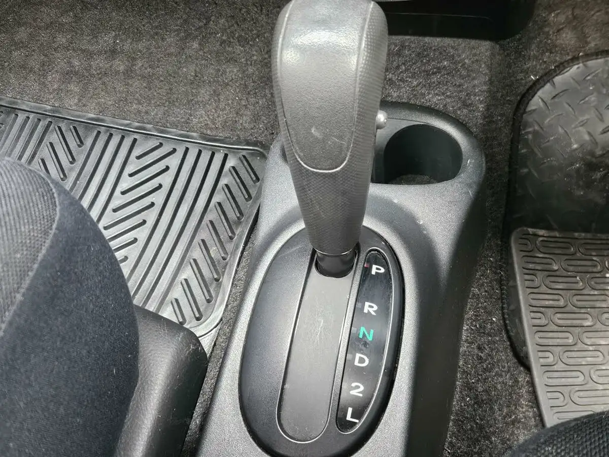 2008-daihatsu-sirion-13-se-auto-big-18