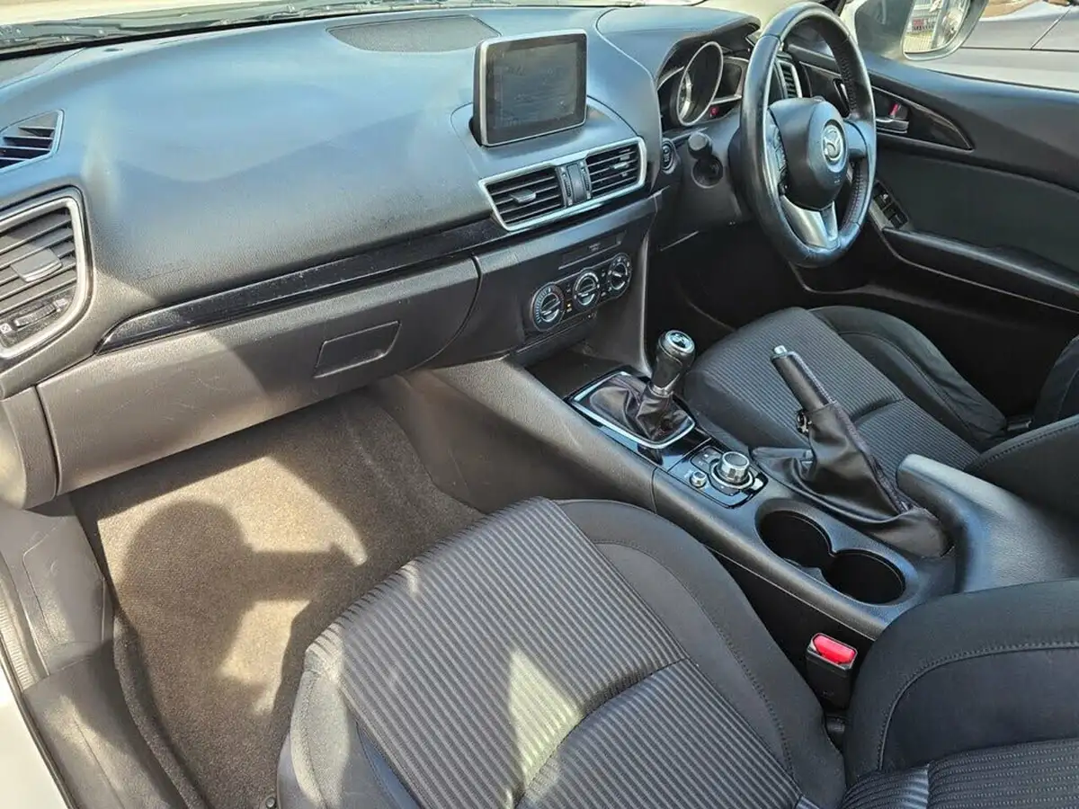2014-mazda-mazda3-20-se-fastback-4d-big-23
