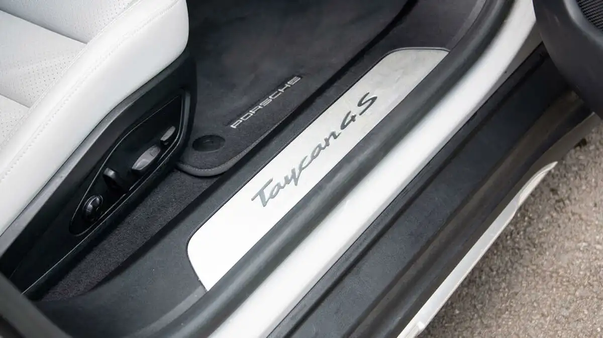 2023-porsche-taycan-e-4s-cross-turismo-big-42