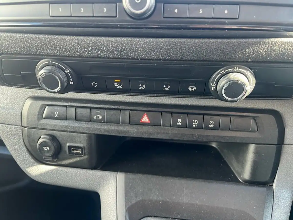 2019-toyota-proace-15d-active-medium-120hpeu6dt-e-panel-big-21