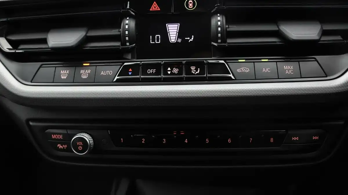 2021-bmw-1-series-15-118i-se-lcp-big-11
