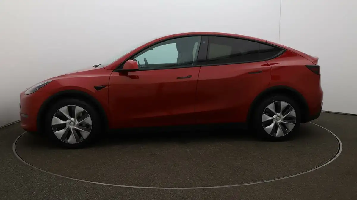 2022-tesla-model-y-e-long-range-big-4