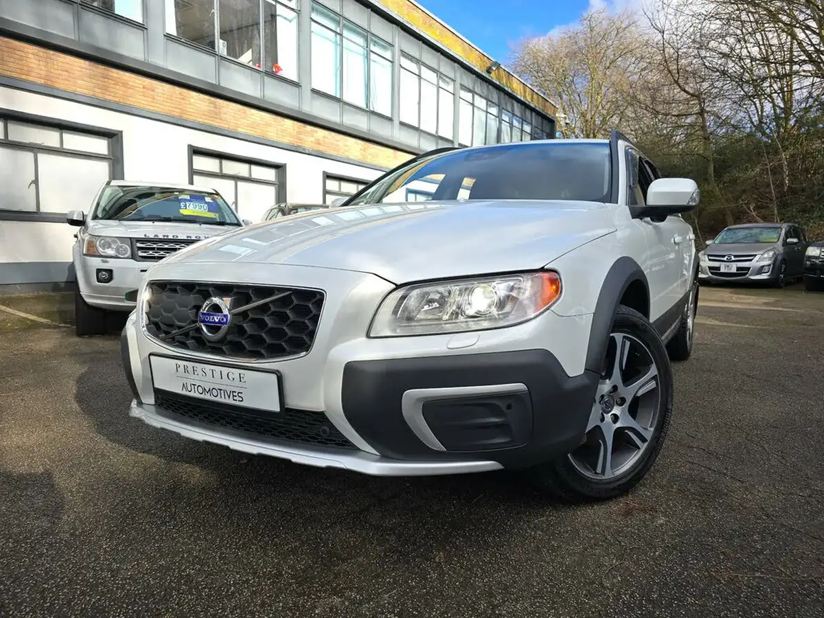 2014-volvo-xc70-30-t6-se-lux-304bhp-awd-big-0
