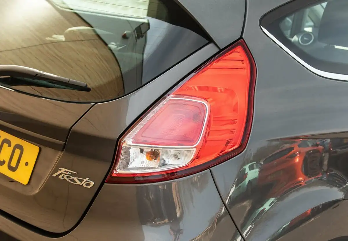 2016-ford-fiesta-10t-zetec-100ps-ecoboost-ss-3d-big-9