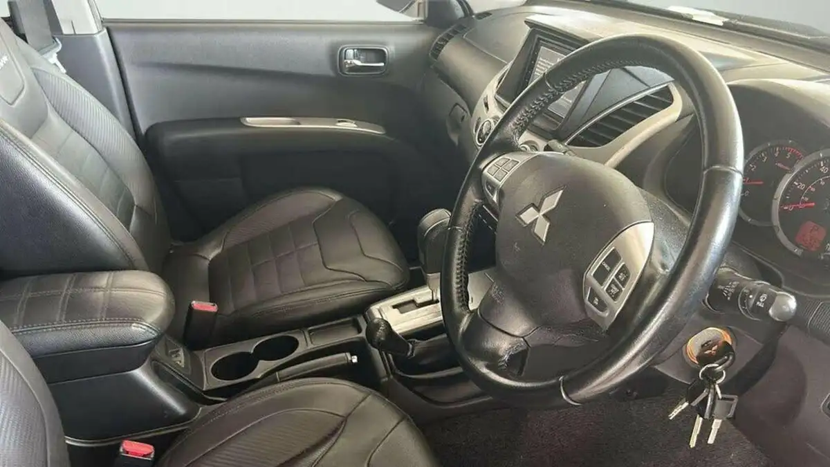 2014-mitsubishi-l200-25td-barbarian-auto-big-28