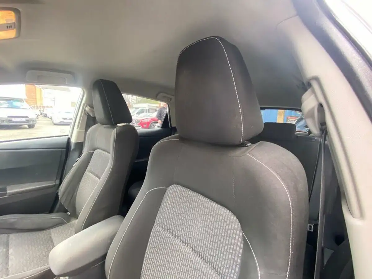 2015-toyota-auris-16-icon-plus-hatchback-big-17