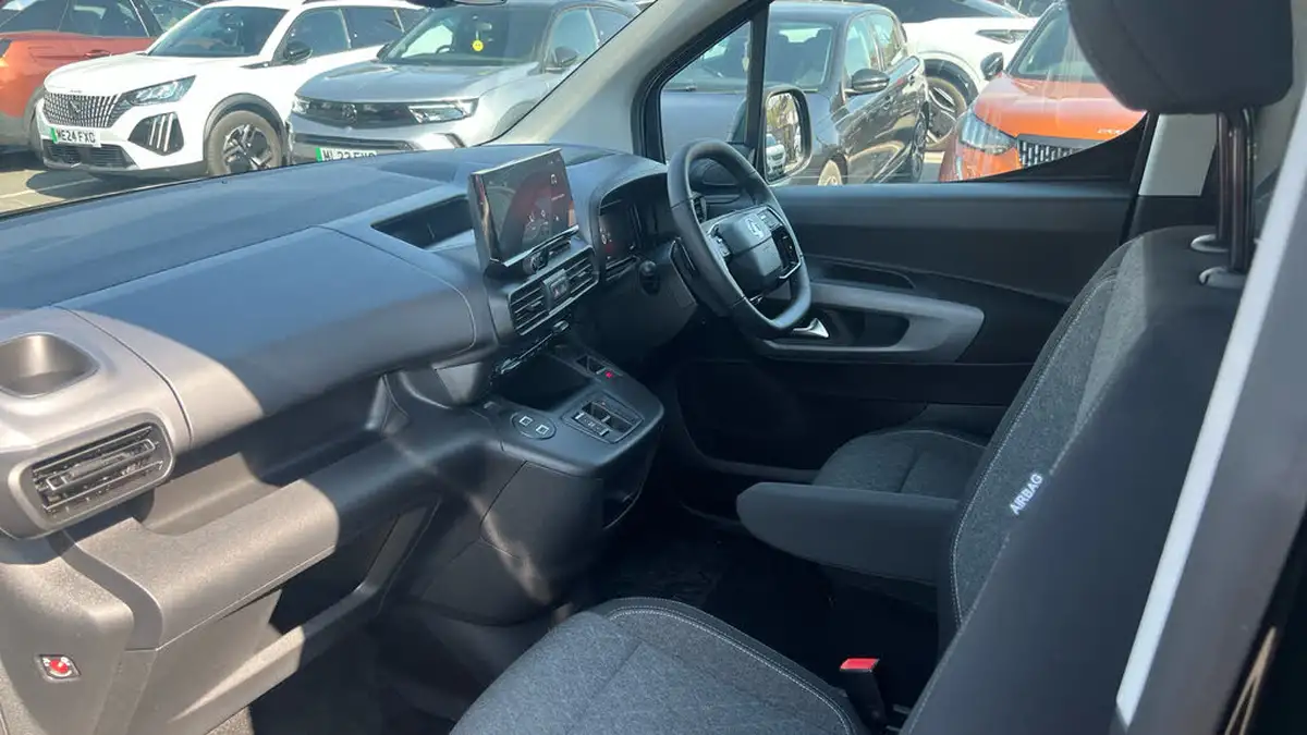 2024-vauxhall-combo-life-e-ultimate-xl-7st-big-11