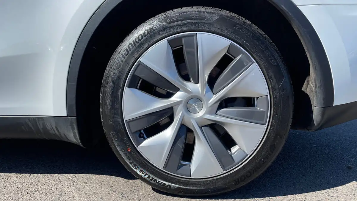 2023-tesla-model-y-e-rwd-big-17