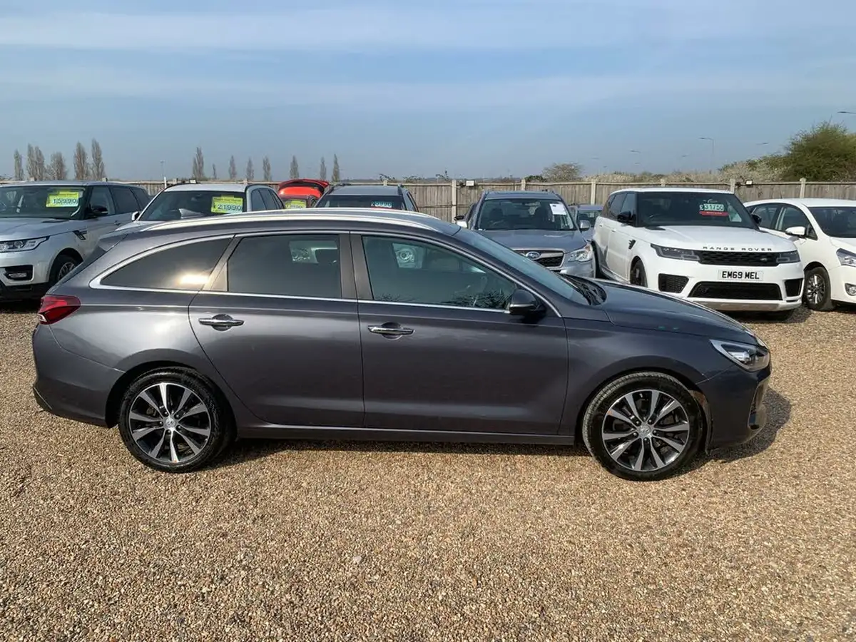 2017-hyundai-i30-14-t-gdi-premium-tourer-big-7