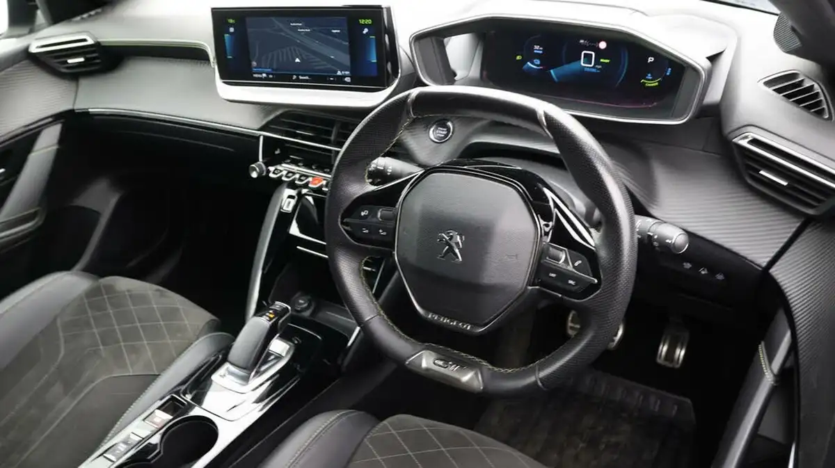 2021-peugeot-208-e-gt-premium-big-8
