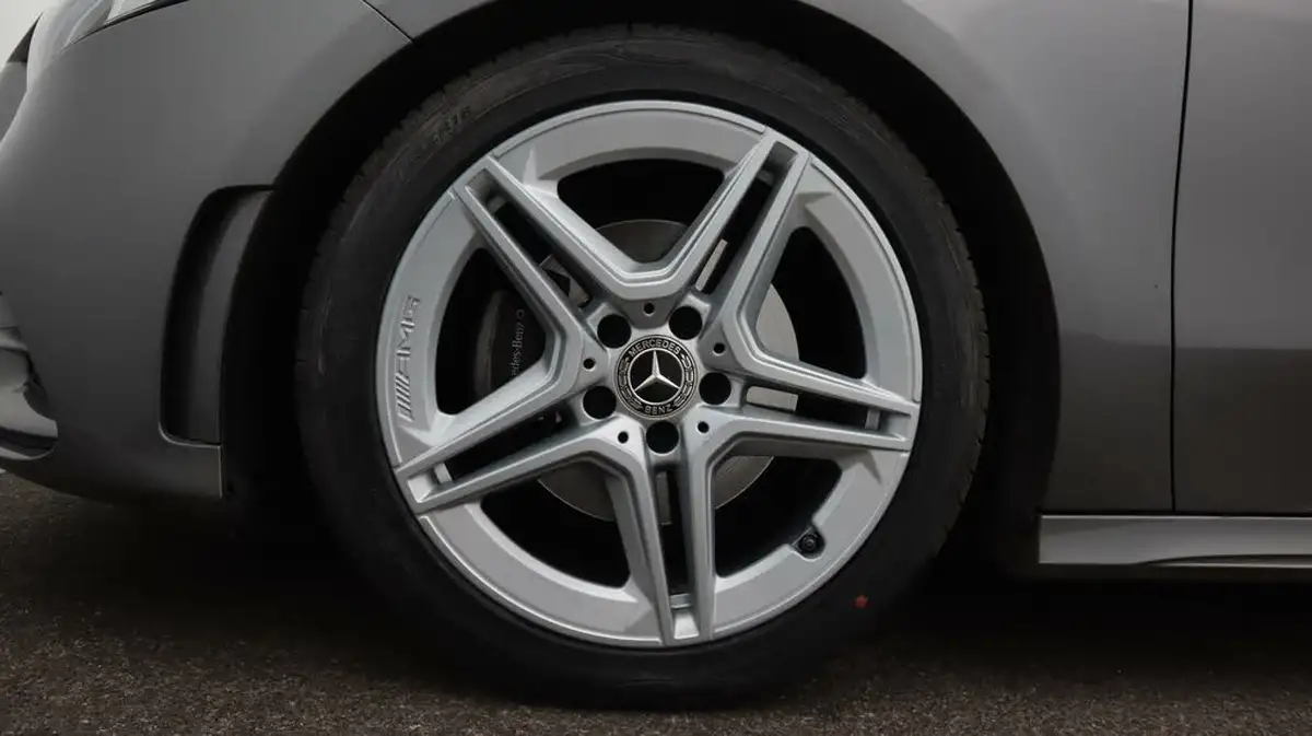 2019-mercedes-benz-a-class-13-a180-amg-line-hatchback-5d-big-18