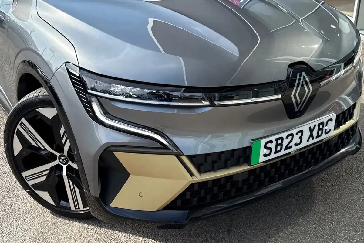 2023-renault-megane-e-tech-e-iconic-big-28