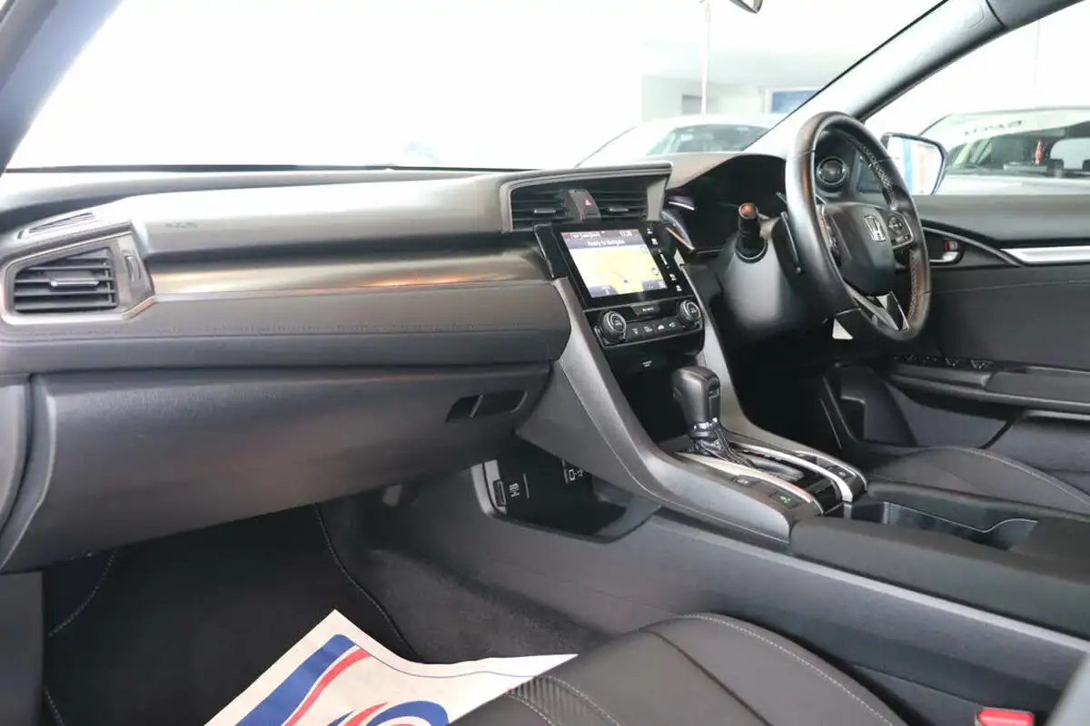 2017-honda-civic-10-vtec-turbo-sr-cvt-big-32