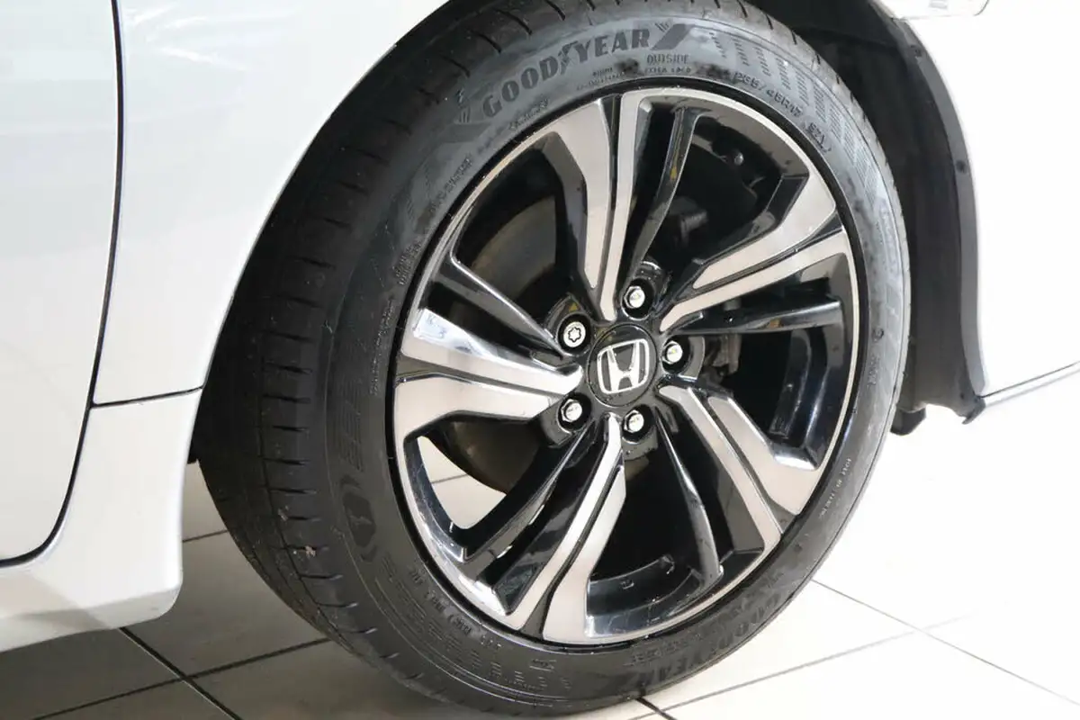 2017-honda-civic-10-vtec-turbo-sr-cvt-big-79