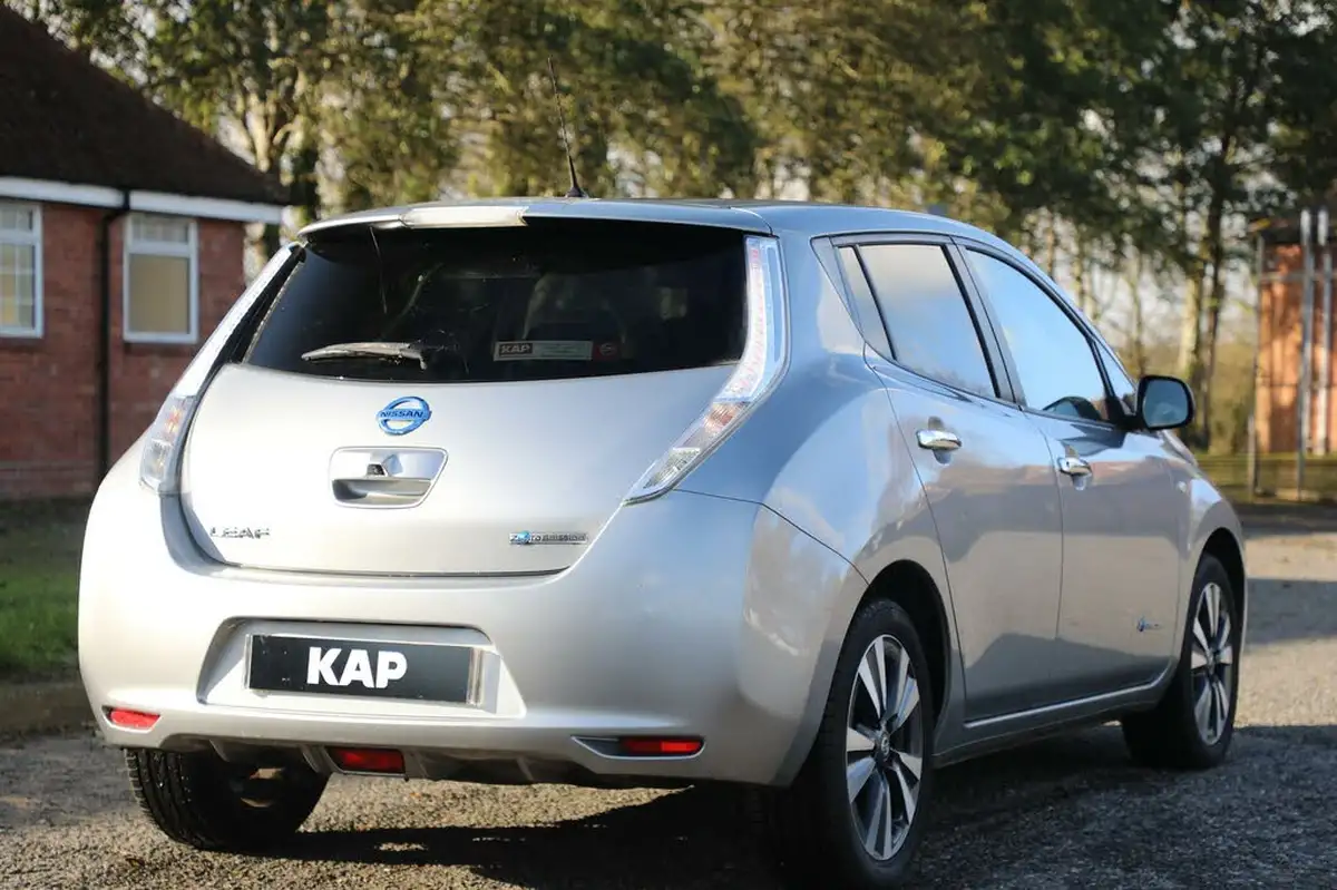 2017-nissan-leaf-e-tekna-80kw-30kwh-big-10