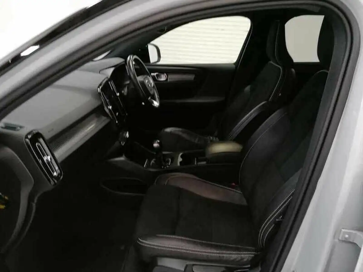 2020-volvo-xc40-15-t3-r-design-big-13