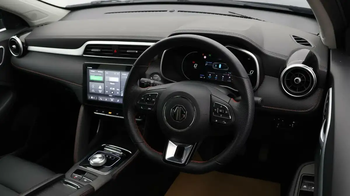 2023-mg-zs-suv-e-trophy-ev-156ps-long-range-big-7