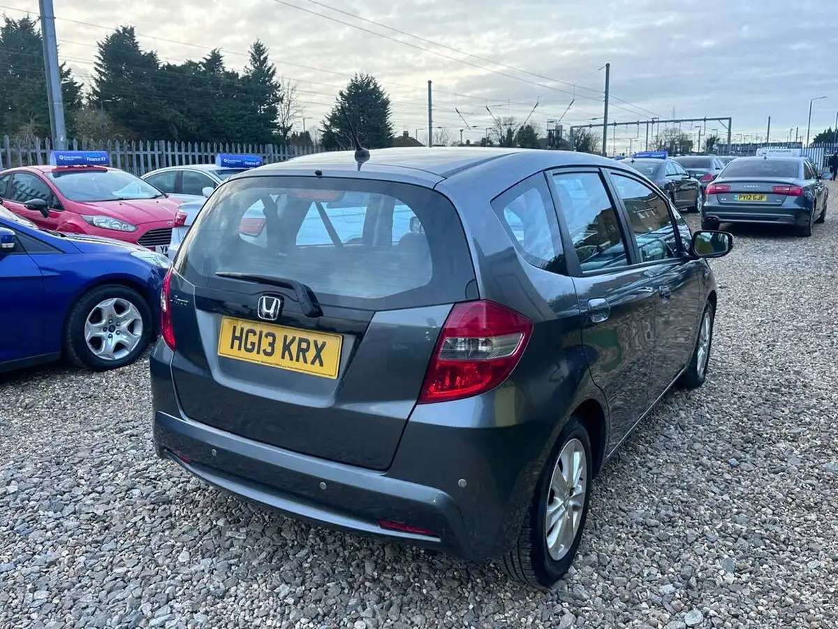 2013-honda-jazz-14-es-cvt-big-8