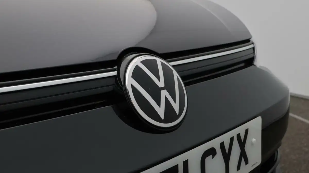 2021-volkswagen-golf-big-23