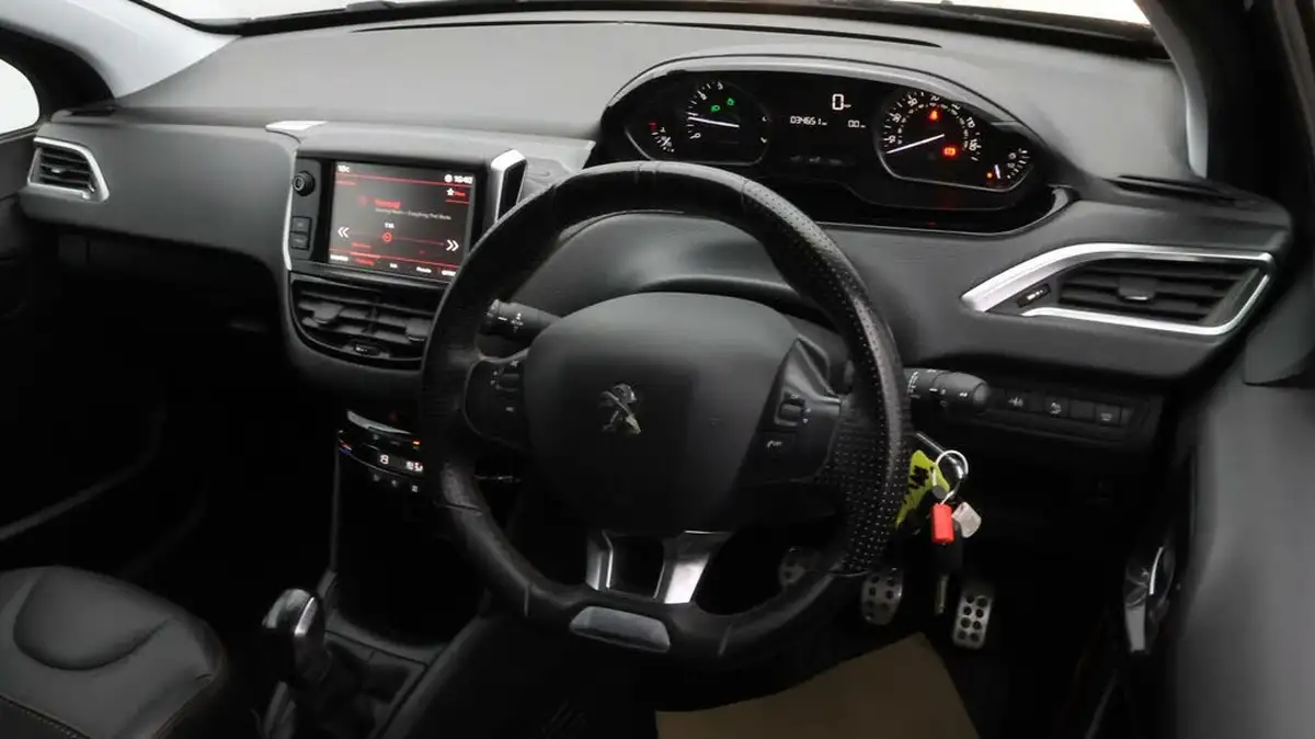 2017-peugeot-208-12-puretech-gt-line-5d-big-8