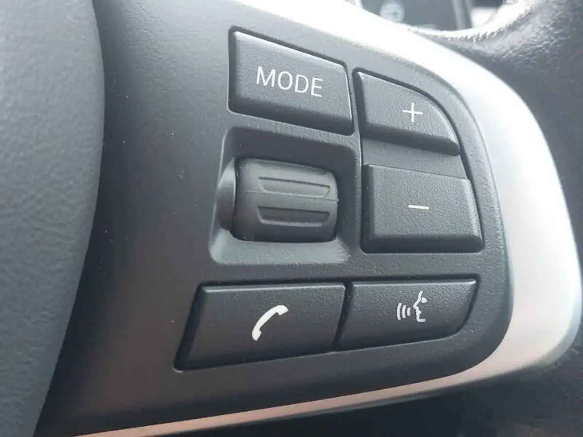 2020-bmw-x1-20-sdrive-20i-xline-big-13