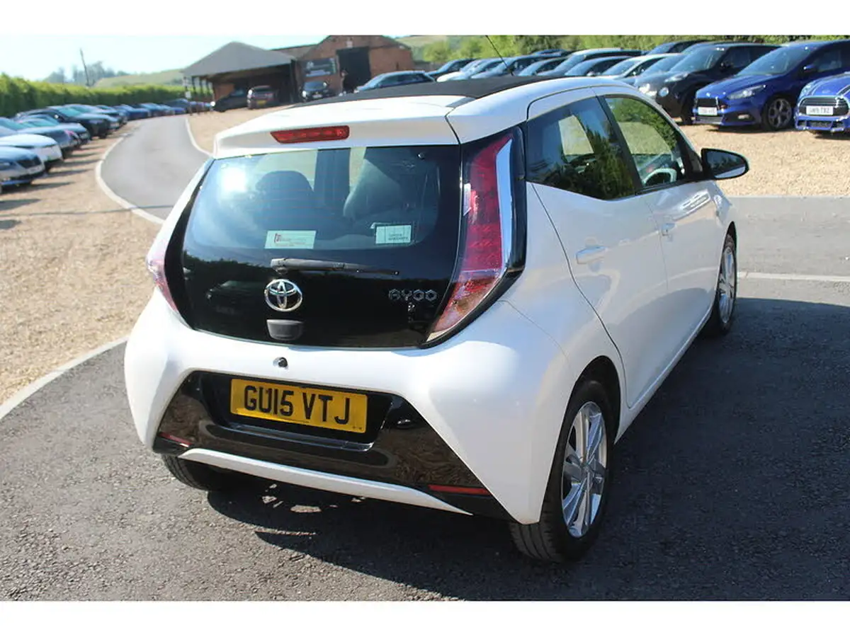2015-toyota-aygo-10-x-pression-x-wave-x-tra-convenience-x-nav-big-7