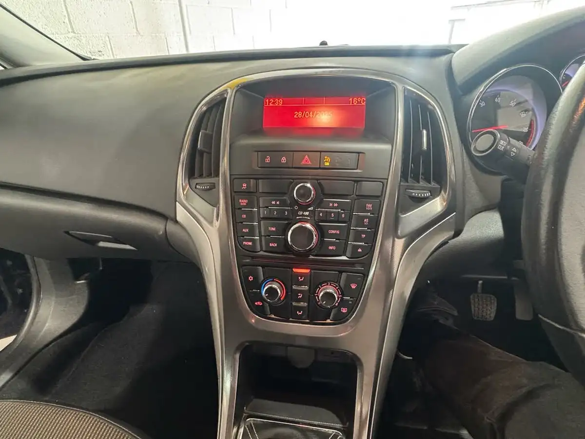 2011-vauxhall-astra-16-se-16v-vvt-115ps-estate-big-17