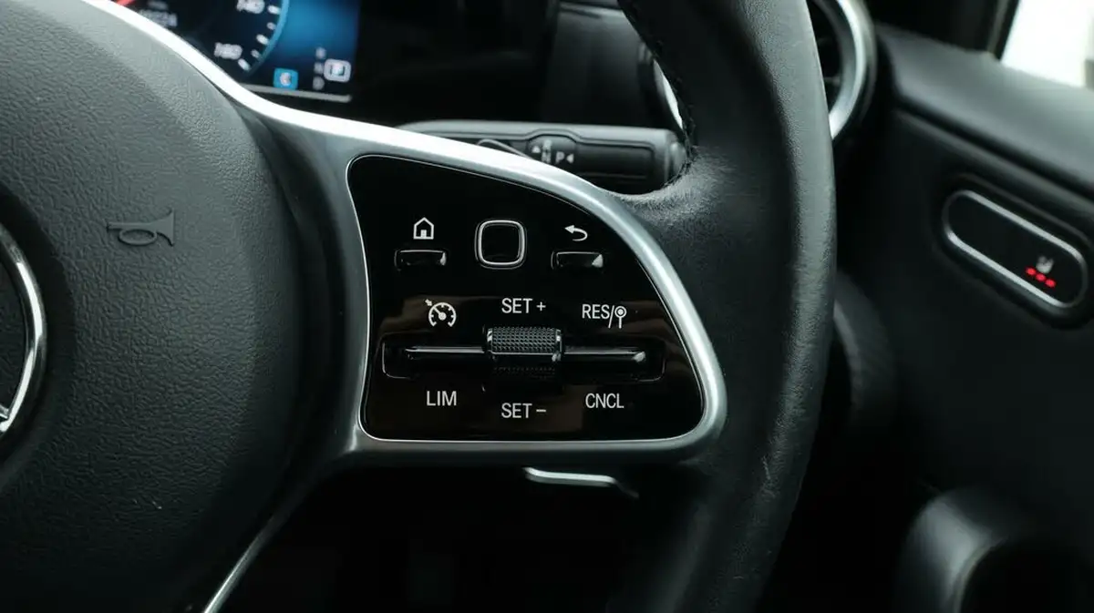2021-mercedes-benz-a-class-13-a180-se-7g-dct-big-24