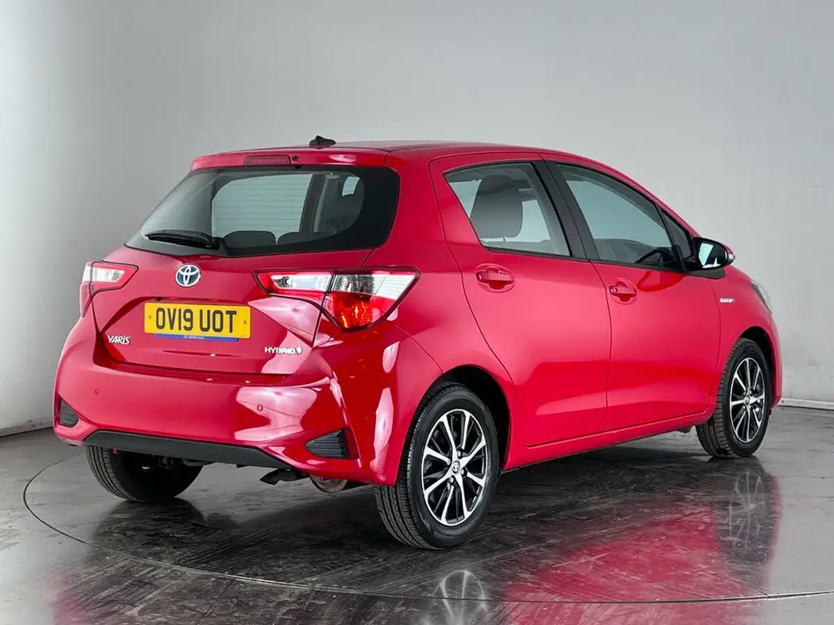 2019-toyota-yaris-15-vvt-i-icon-tech-98bhp-hybrid-1497cc-e-cvt-big-3