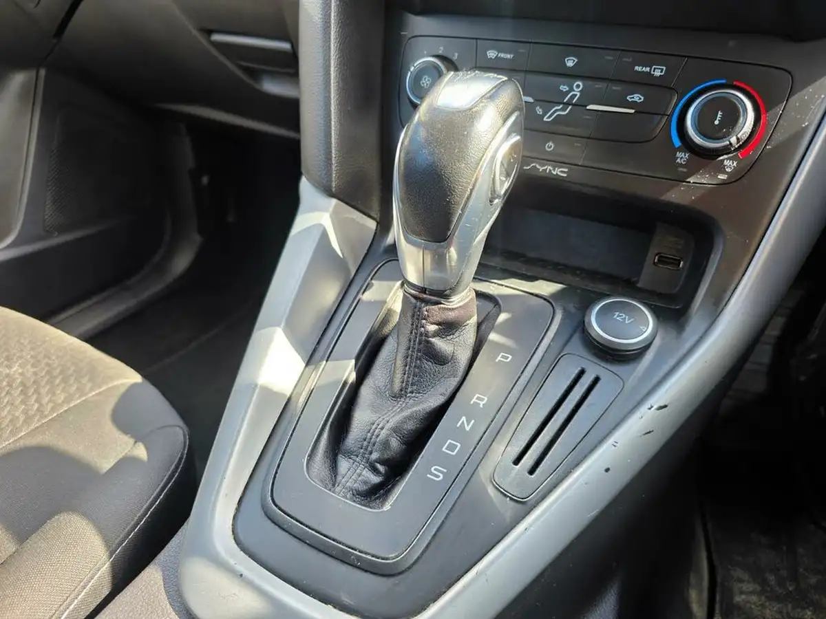 2015-ford-focus-16-zetec-hatchback-big-20