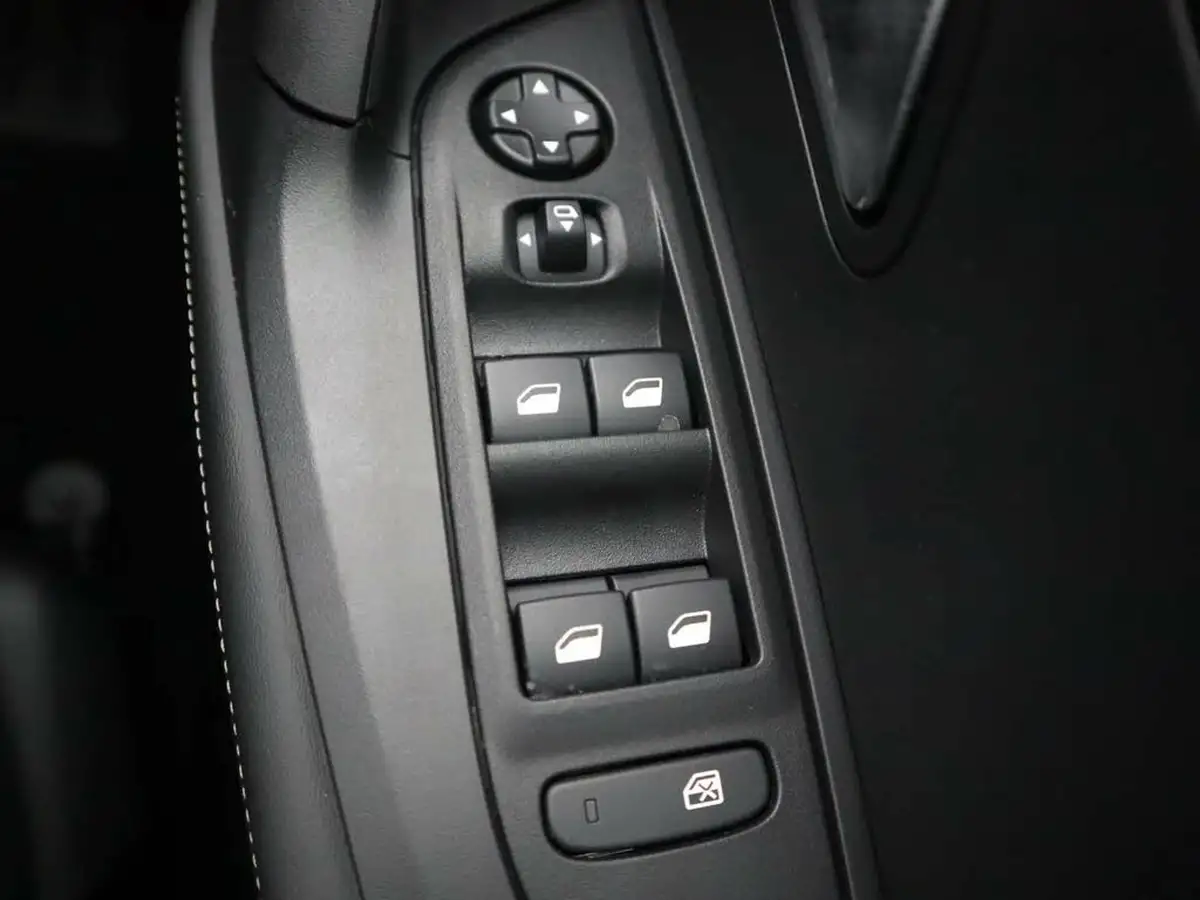 2025-peugeot-2008-suv-12-puretech-allure-130ps-big-26