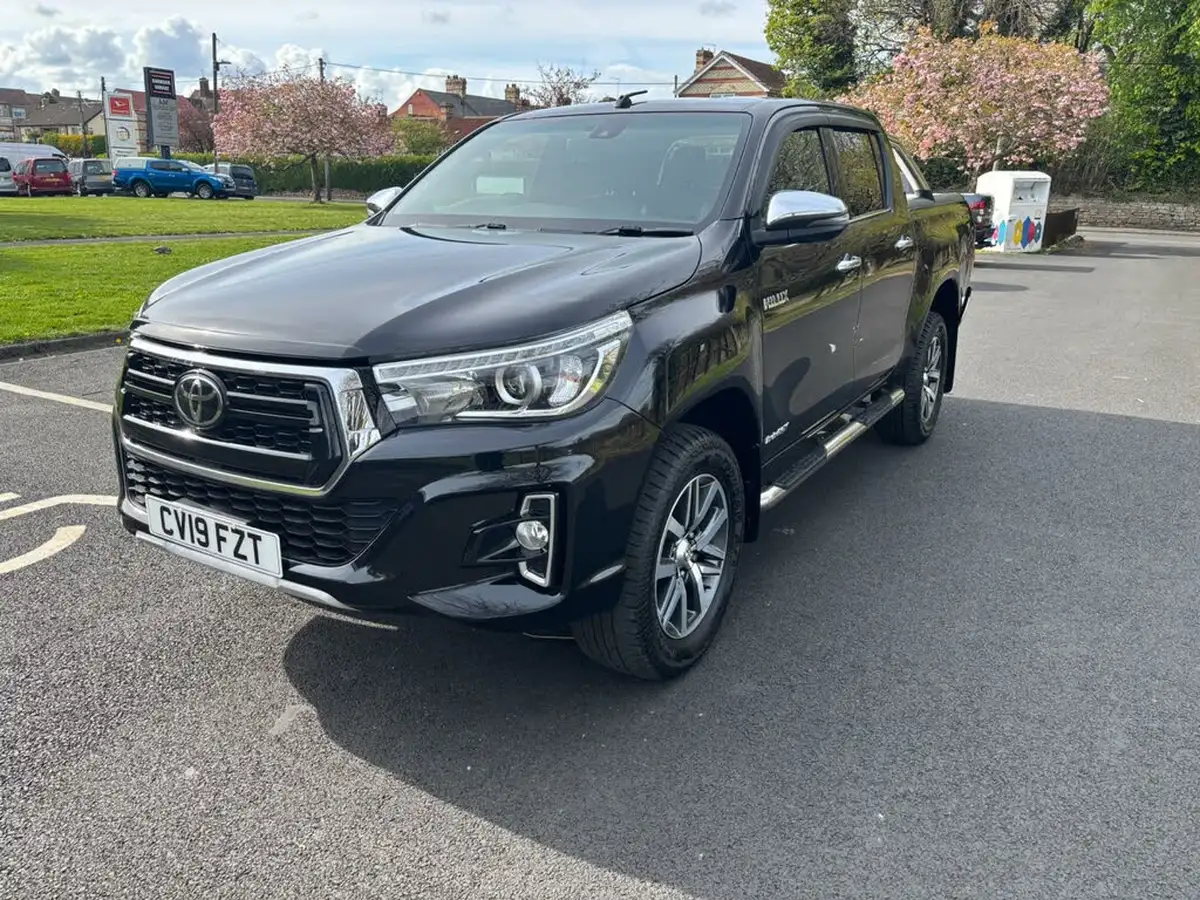 2018-toyota-hi-lux-24d-4d-invincible-at35-32t-auto-big-2