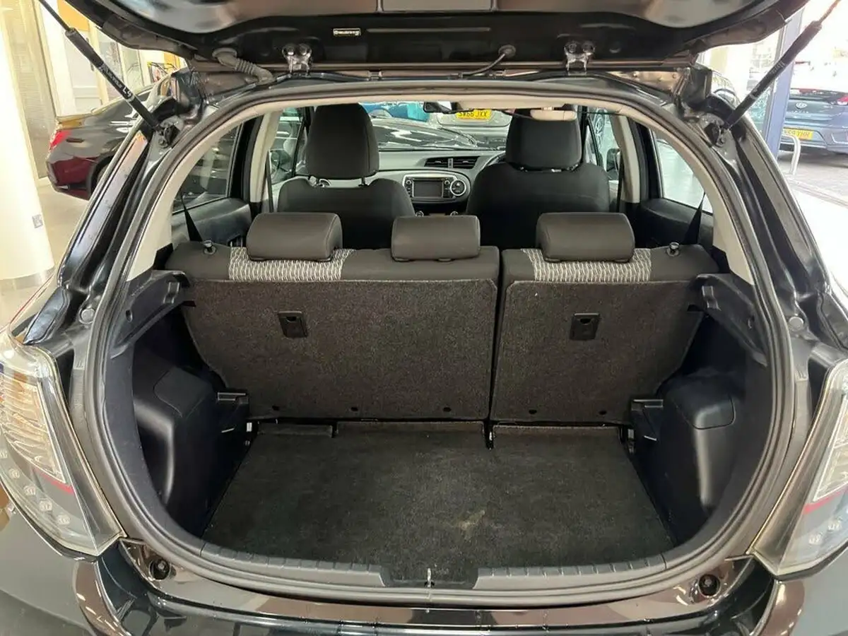 2014-toyota-yaris-133-icon-m-drive-s-big-41