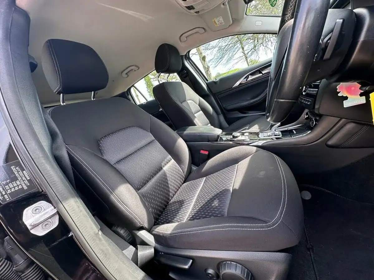 2017-infiniti-q30-15d-se-big-1