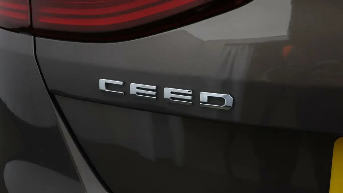 2021-kia-ceed-15-t-gdi-3-hatchback-big-19