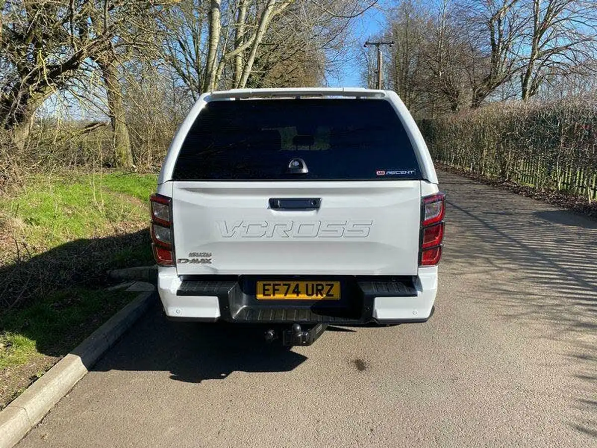 2024-isuzu-d-max-19td-v-cross-auto-big-5
