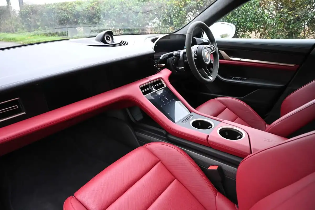 2022-porsche-taycan-e-gts-big-22