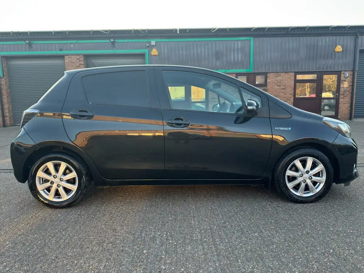 2014-toyota-yaris-15-vvt-i-icon-hybrid-big-5