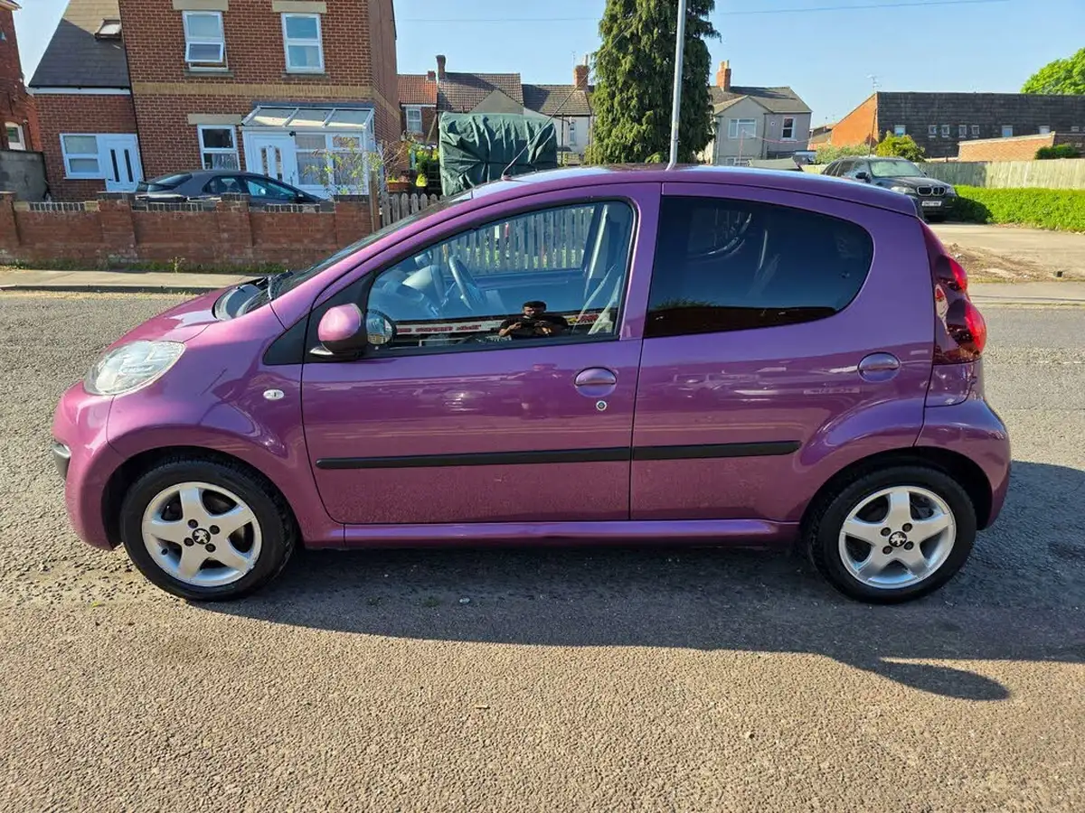 2014-peugeot-107-10-allure-5d-big-4