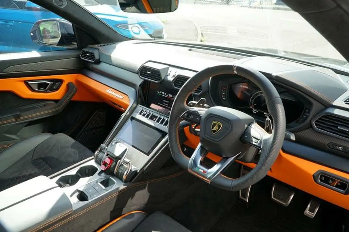 2024-lamborghini-urus-40-no-trim-big-12