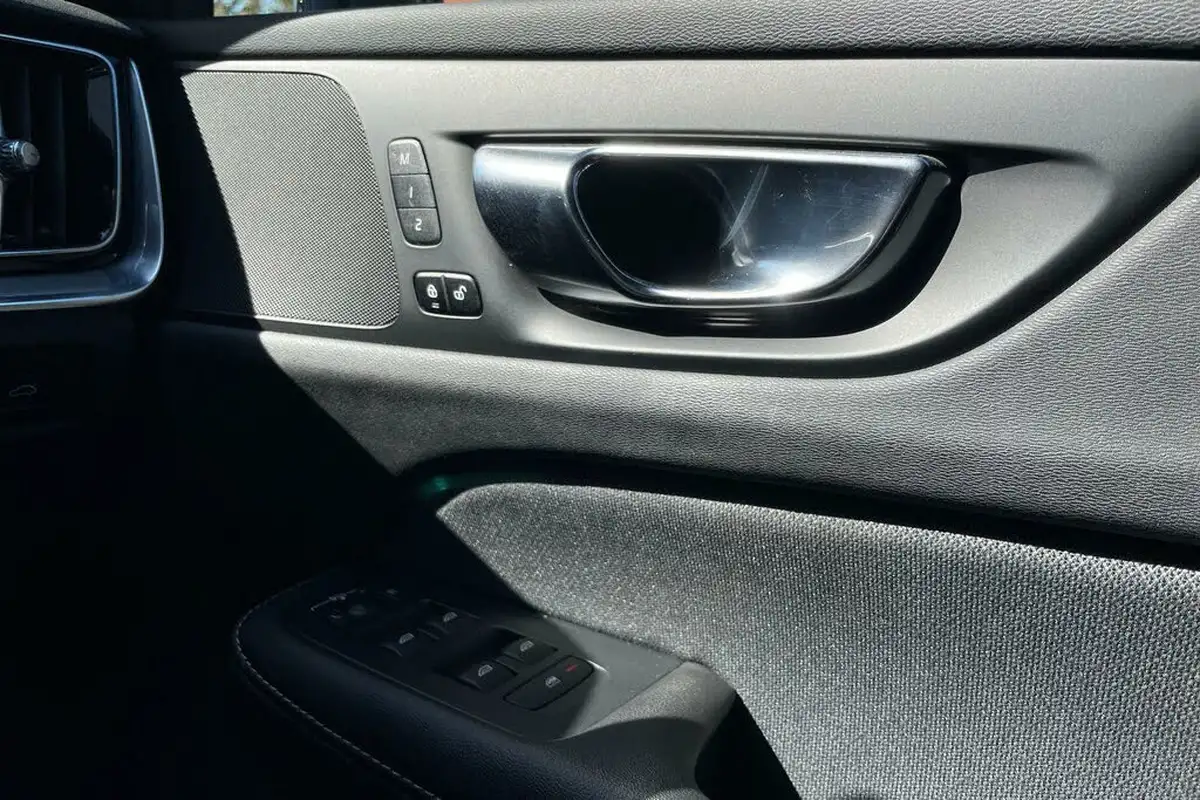 2021-volvo-v60-20-b4-r-design-big-40