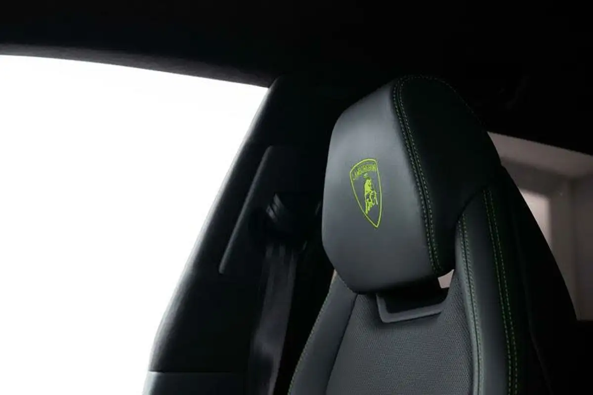 2023-lamborghini-urus-40-no-trim-big-16