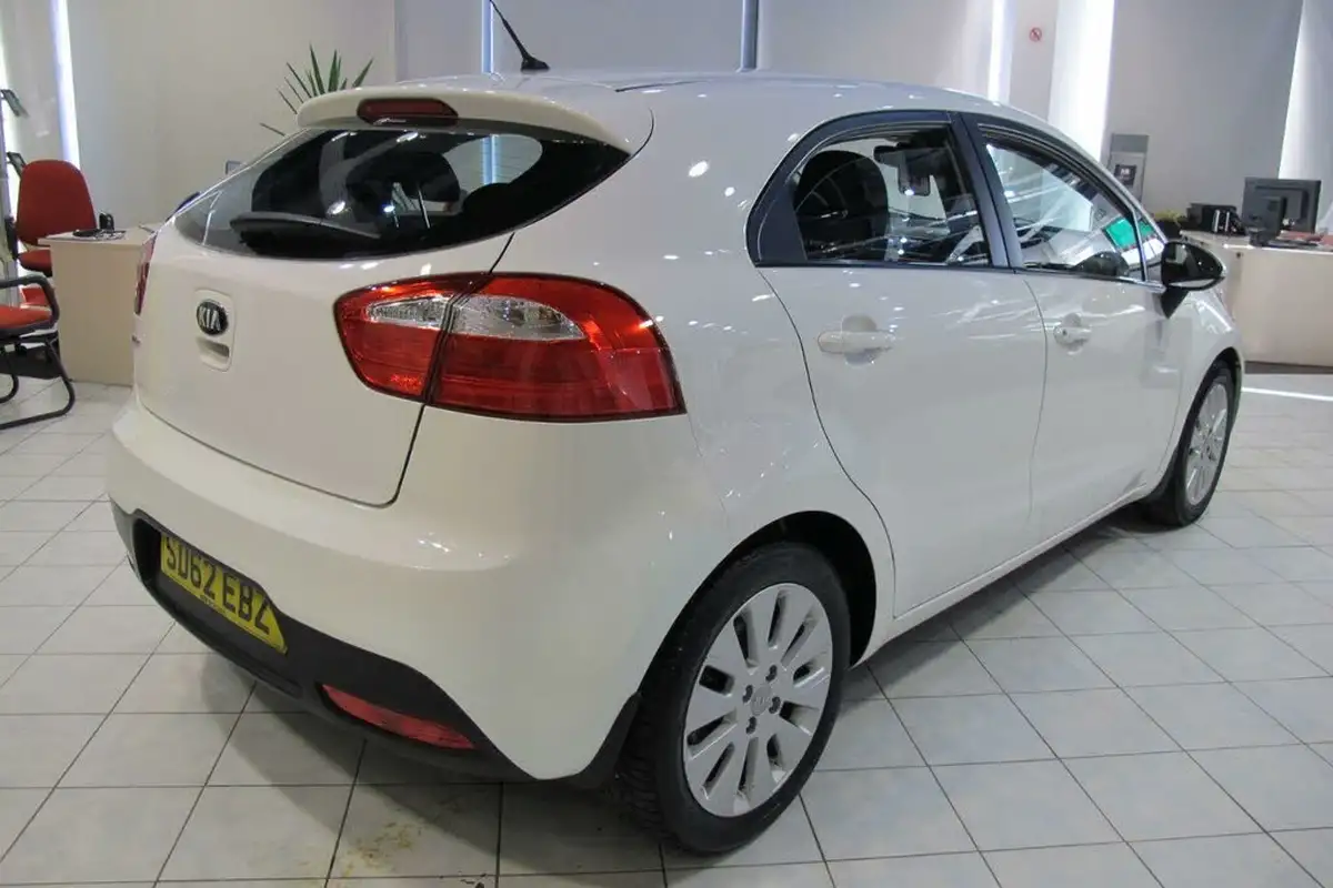 2012-kia-rio-125-2-5d-big-11