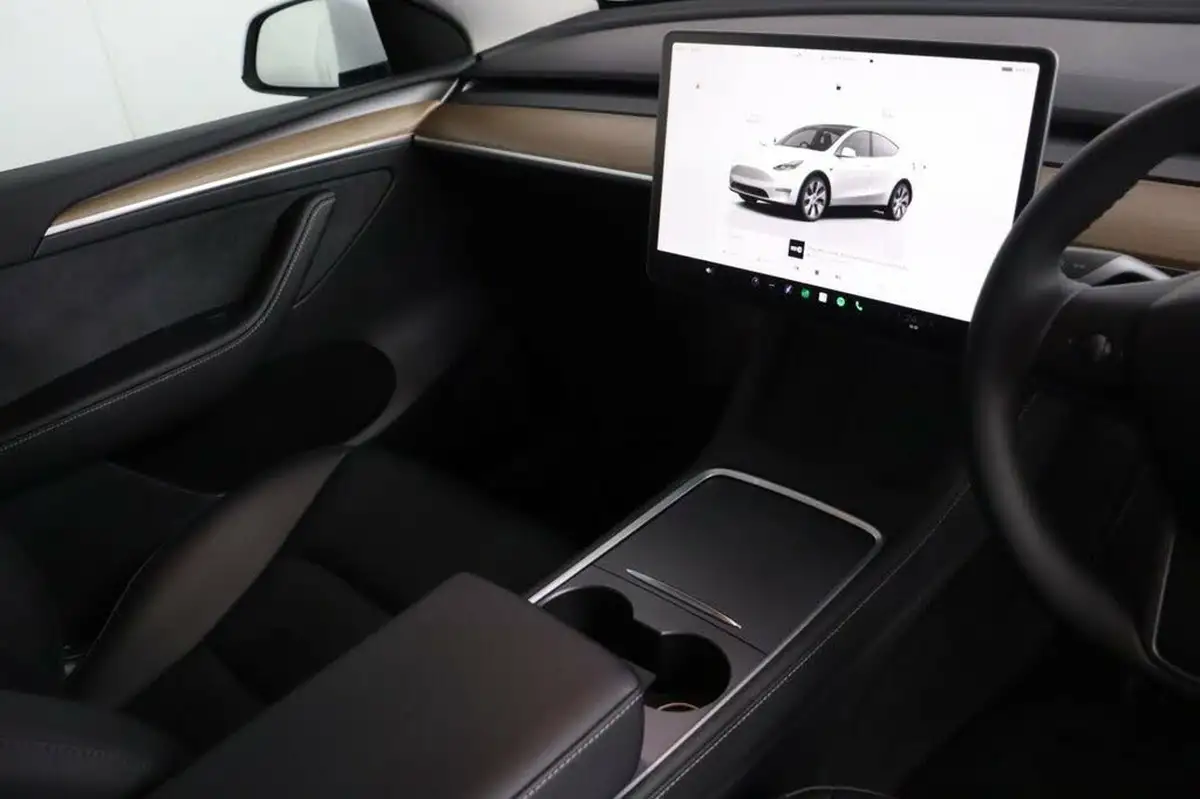 2024-tesla-model-y-e-rwd-big-23
