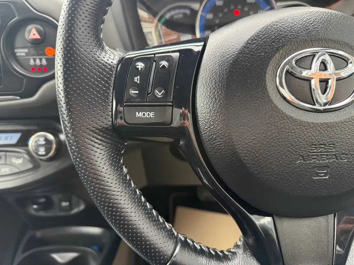 2016-toyota-yaris-15-vvt-i-design-bi-tone-hybrid-big-13