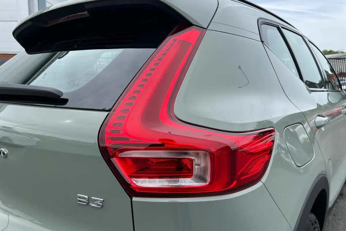2024-volvo-xc40-20-b3-plus-big-19