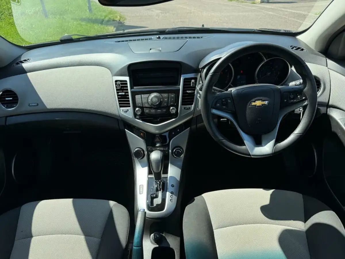 2011-chevrolet-cruze-16-ls-saloon-4d-auto-big-7