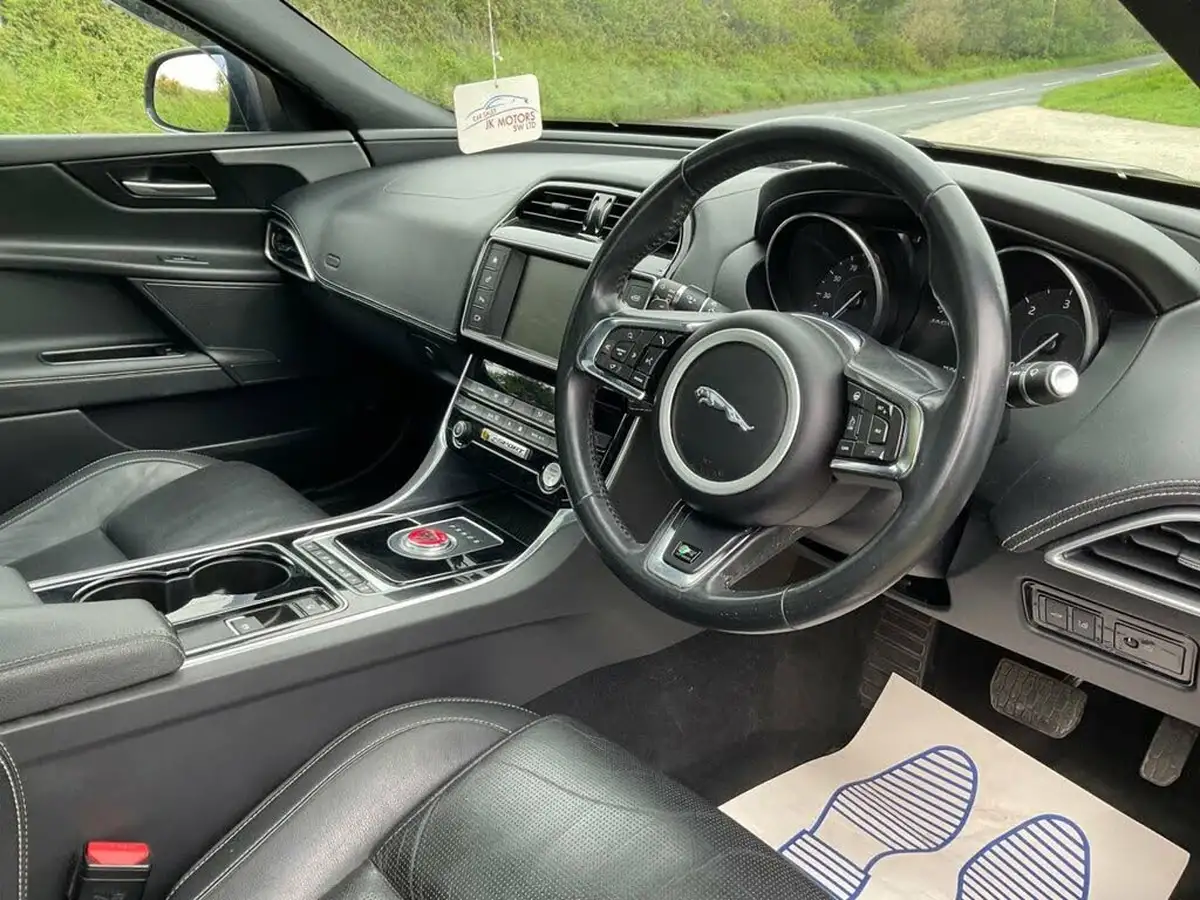 2016-jaguar-xe-20d-r-sport-180ps-awd-auto-big-19
