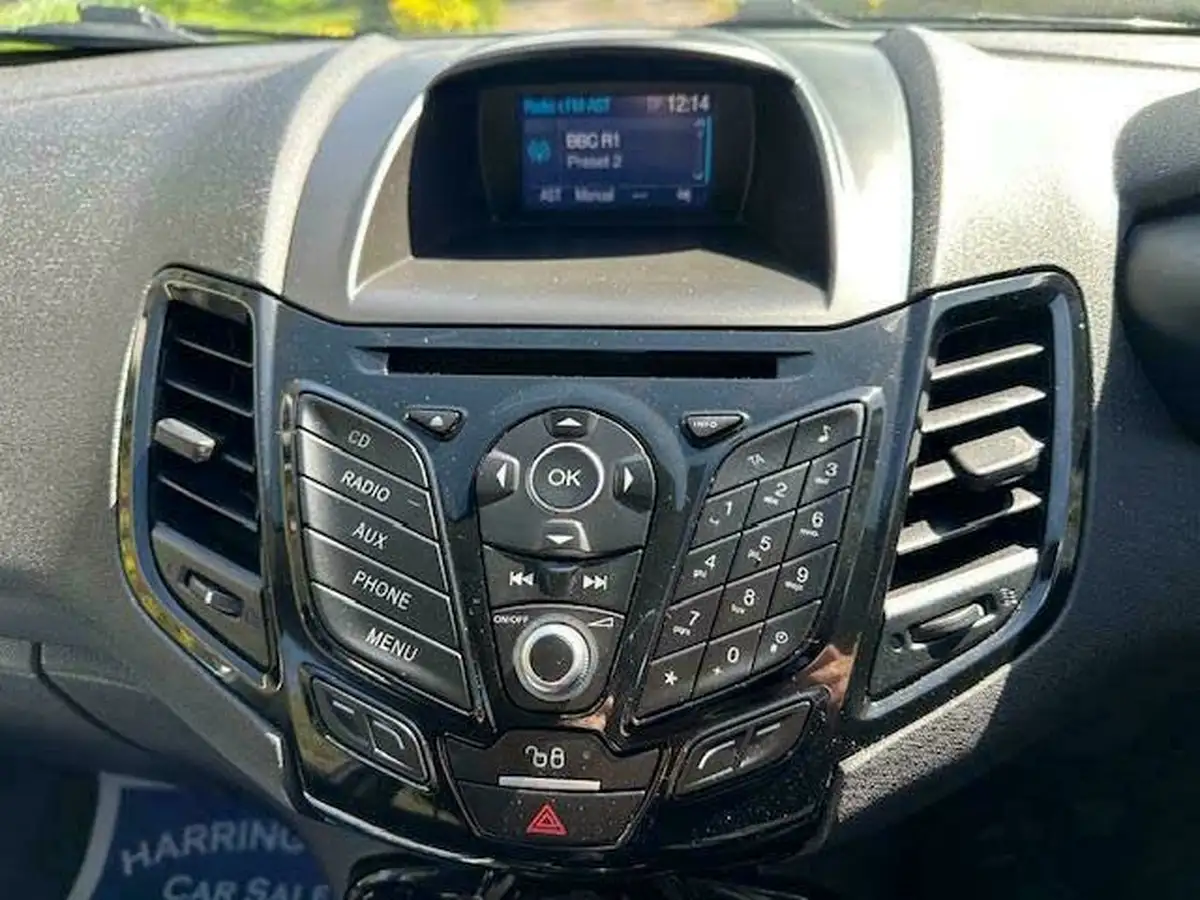 2015-ford-fiesta-125-zetec-3d-big-15
