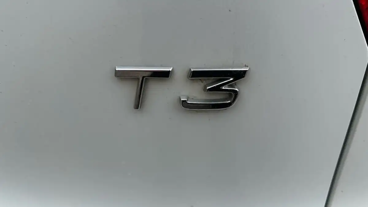 2020-volvo-xc40-15-t3-r-design-big-15